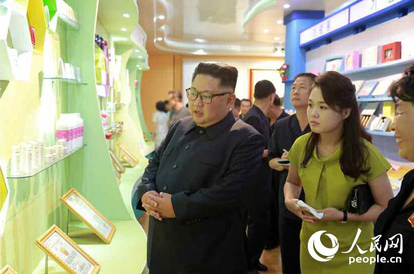 Kim Jong Un visita fábrica na fronteira com a China, despertando expectativas de investimento