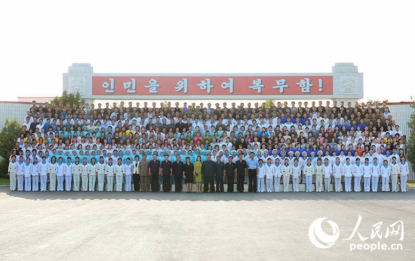 Kim Jong Un visita fábrica na fronteira com a China, despertando expectativas de investimento