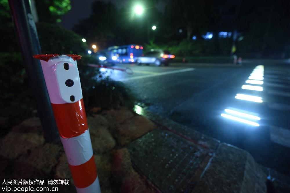 Passadeira iluminada com IA instalada em Hangzhou