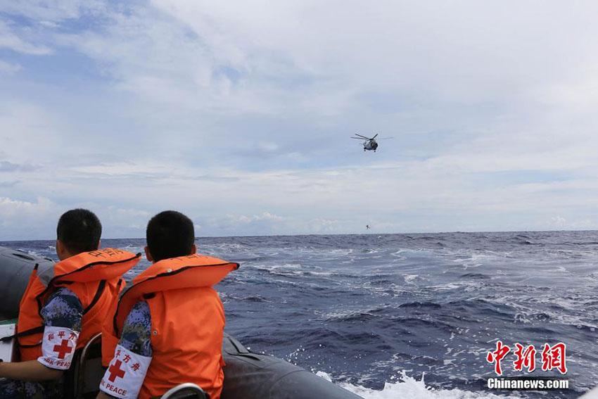Navio-hospital Arco da Paz participa em manobra de assistência médica e evacua??o