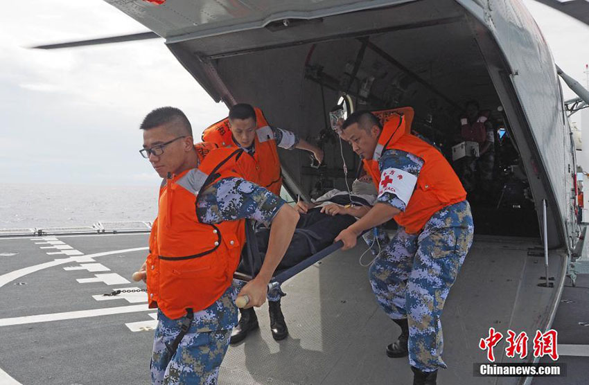 Navio-hospital Arco da Paz participa em manobra de assistência médica e evacua??o