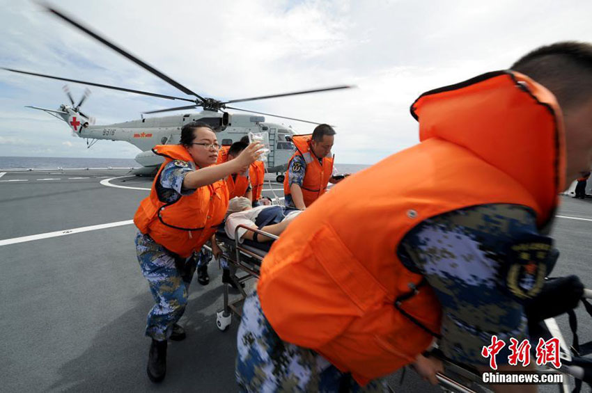 Navio-hospital Arco da Paz participa em manobra de assistência médica e evacua??o