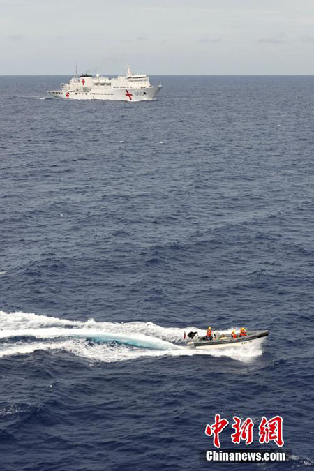 Navio-hospital Arco da Paz participa em manobra de assistência médica e evacua??o