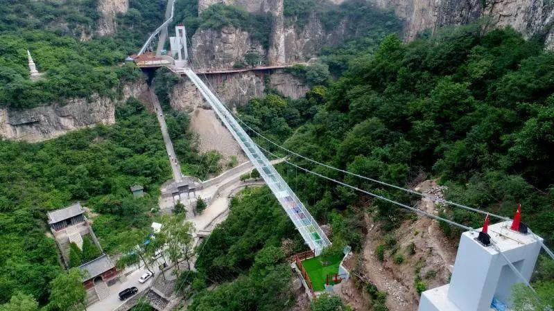 Ponte de vidro suspensa inaugurada em Shanxi