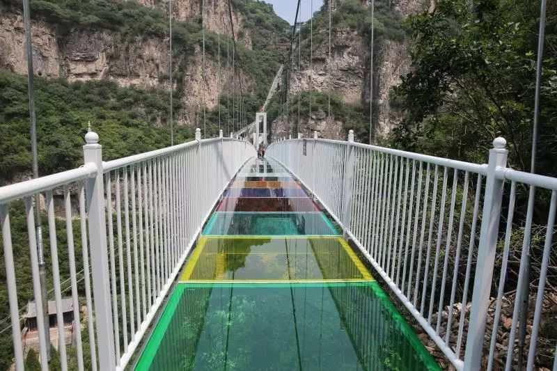 Ponte de vidro suspensa inaugurada em Shanxi