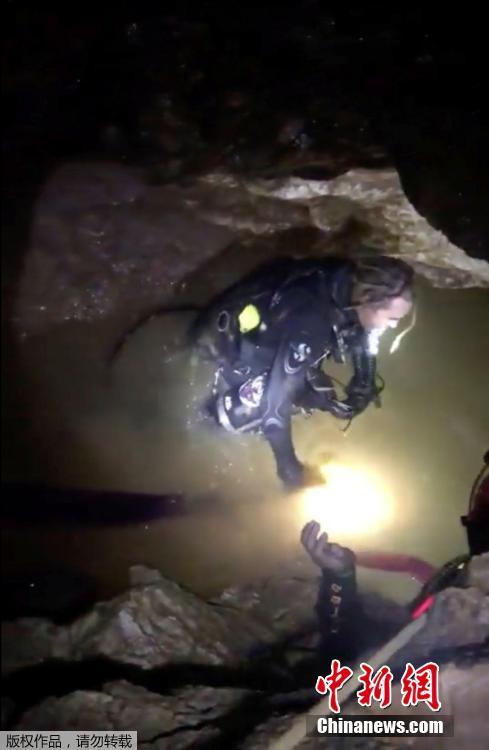 Quatro jovens retirados de caverna inundada na Tailandia