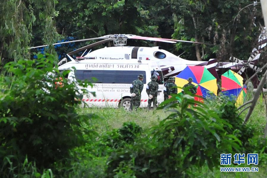Equipa de futebol e treinador resgatados com sucesso de caverna na Tailandia