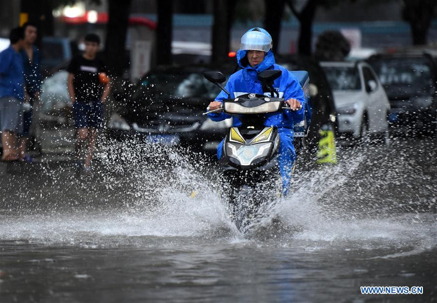 Beijing: Chuva intensa provoca inunda??es em partes da cidade