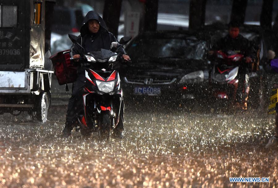 Beijing: Chuva intensa provoca inunda??es em partes da cidade