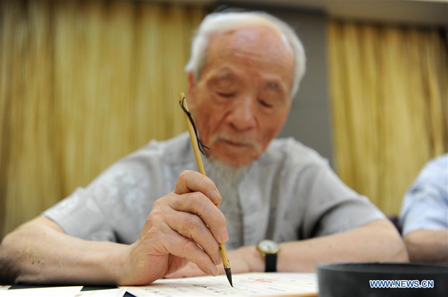 Universidade chinesa envia cartas de admiss?o manuscritas a novos alunos