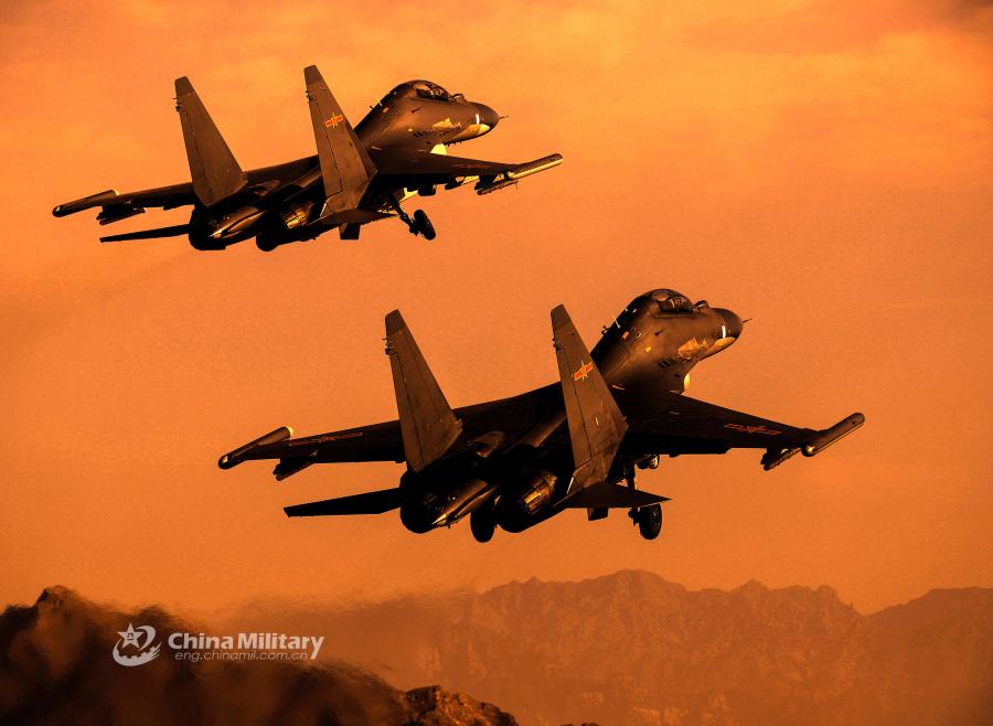 For?a Aérea realiza exercício de treinamento 