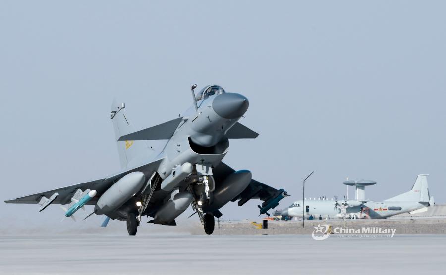 For?a Aérea realiza exercício de treinamento 