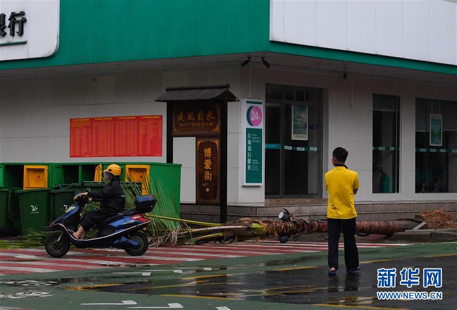 Tuf?o Son-Tinh toca terra em Hainan, no sul da China