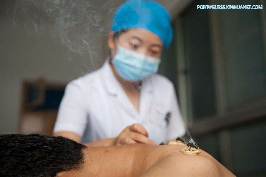 Médicos praticam tratamento de sanfutie para cidad?os na China