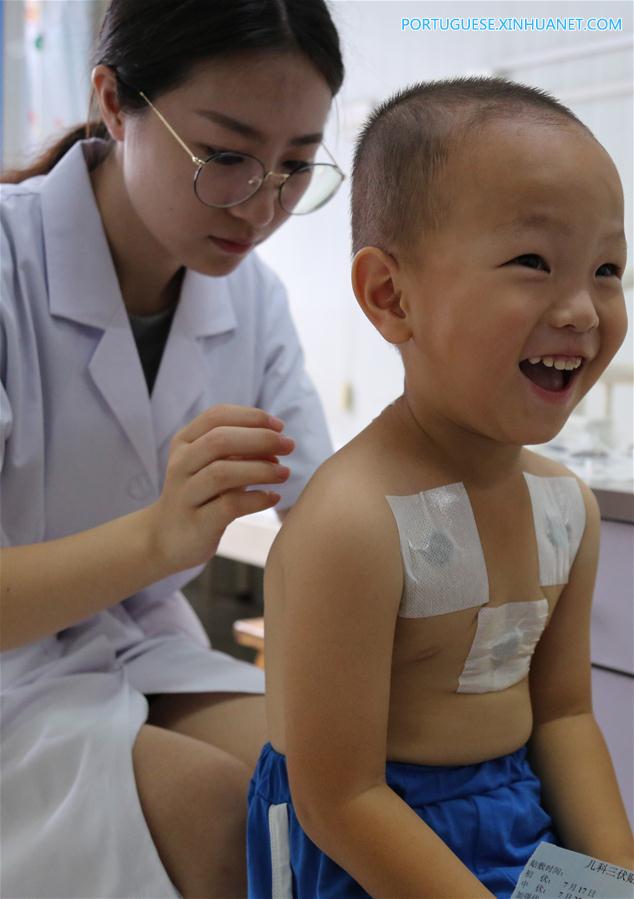 Médicos praticam tratamento de sanfutie para cidad?os na China
