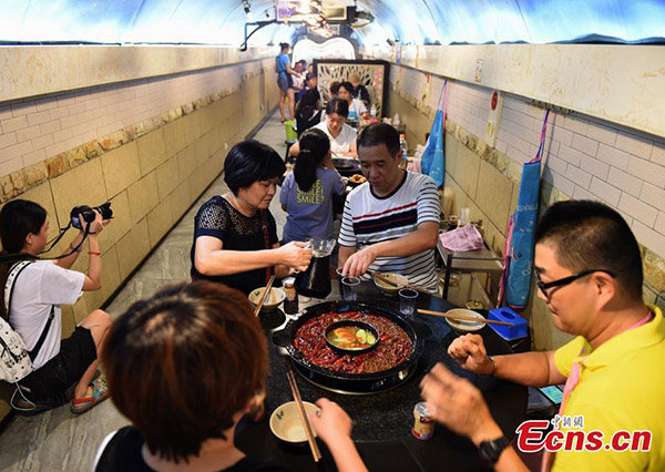 Abrigos antiaéreos em Chongqing tornam-se lugares populares para escapar do calor do ver?o