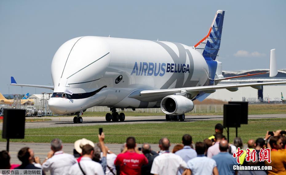 Beluga XL da Airbus realiza voo inaugural