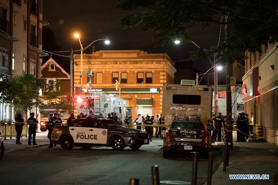 Tiroteio deixa 1 morto e 13 feridos em Toronto