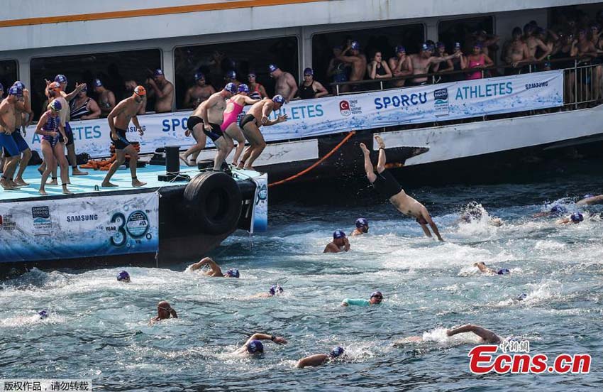 Mais de 2000 nadadores participam de corrida intercontinental no estreito de Bósforo