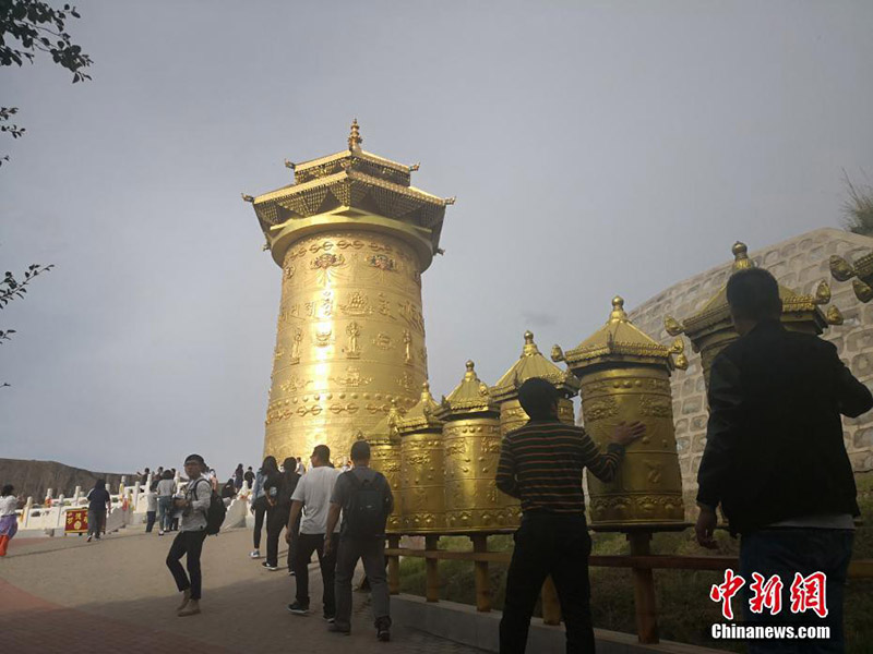 Galeria: Maior roda de ora??o coberta em folha de ouro do mundo