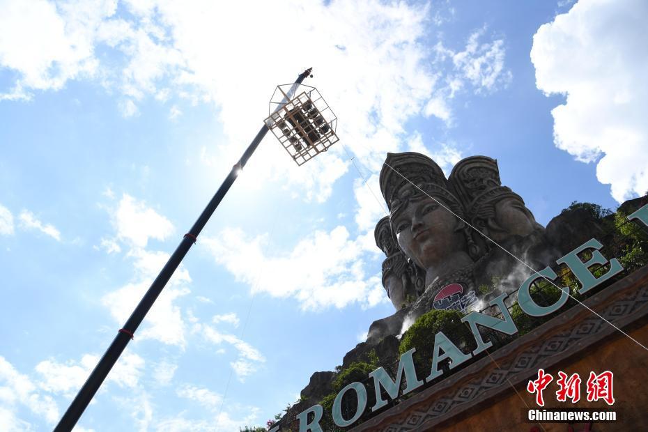 Guilin: Turistas apreciam macarr?o de arroz em restaurante suspenso