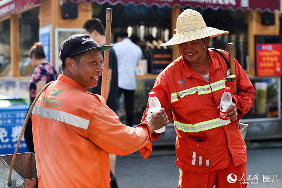 Geladeiras solidárias oferecem bebidas gratuitas a trabalhadores das ruas de Beijing