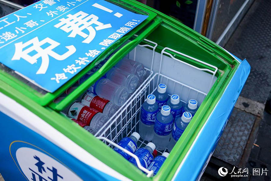 Geladeiras solidárias oferecem bebidas gratuitas a trabalhadores das ruas de Beijing