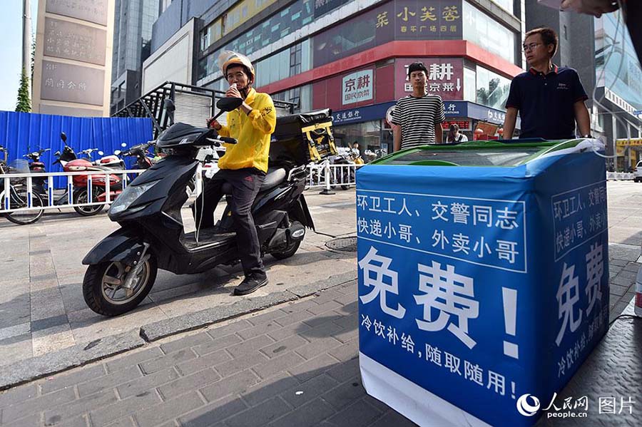 Geladeiras solidárias oferecem bebidas gratuitas a trabalhadores das ruas de Beijing