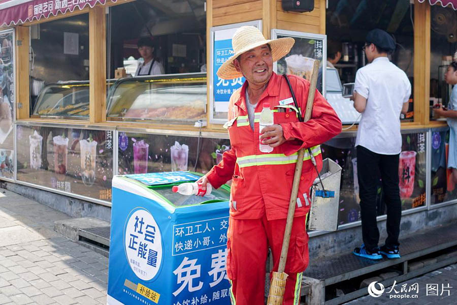 Geladeiras solidárias oferecem bebidas gratuitas a trabalhadores das ruas de Beijing