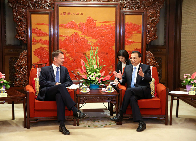 Premiê chinês se reúne com secretário das Rela??es Exteriores britanico