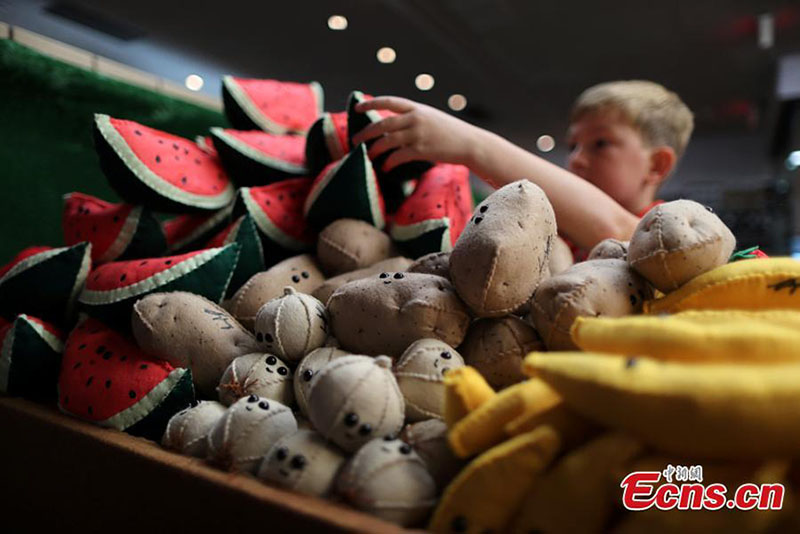 Insólito: Artista Lucy Sparrow abre um supermercado de produtos de feltro