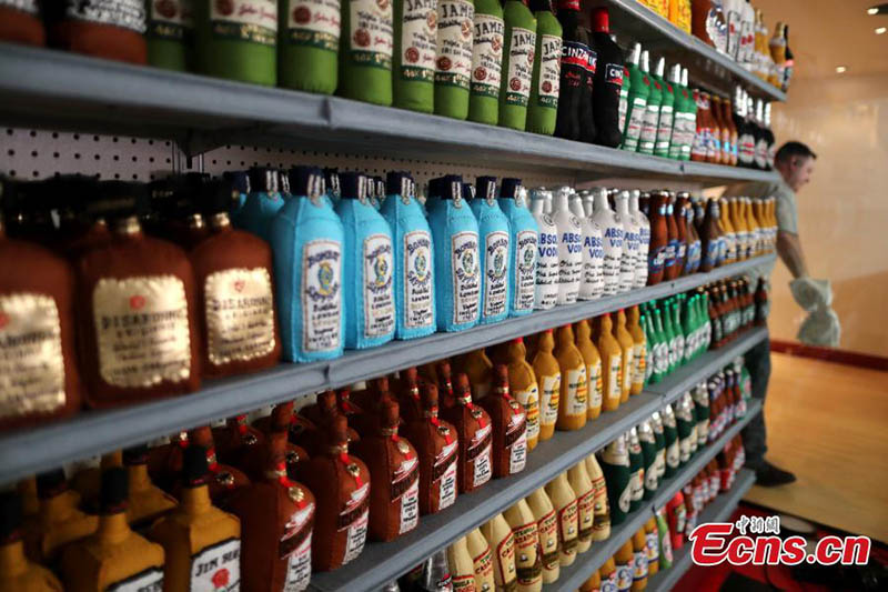 Insólito: Artista Lucy Sparrow abre um supermercado de produtos de feltro