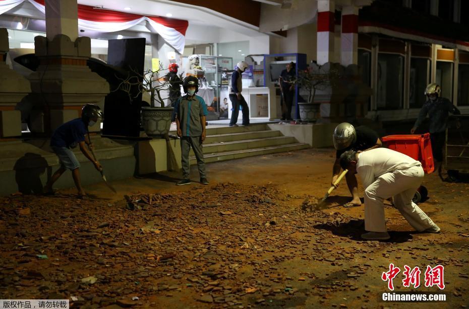 Terremoto deixa pelo menos 82 mortos na Indonésia