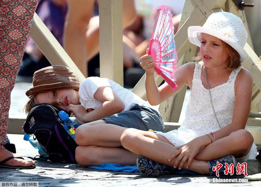 Europeus recorrem a diversos meios para combater vaga de calor