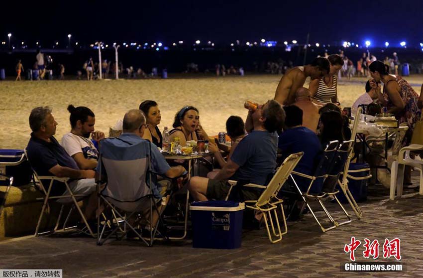 Europeus recorrem a diversos meios para combater vaga de calor