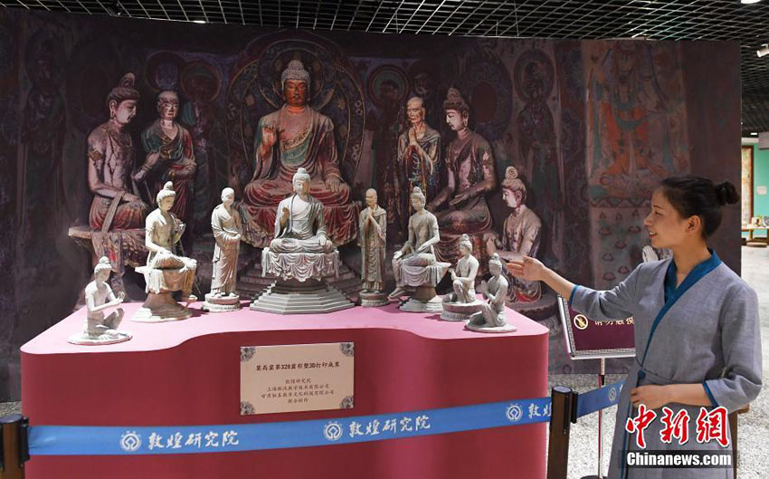 Cópias fidedignas de murais e esculturas das Grutas Mogao expostas em Dunhuang