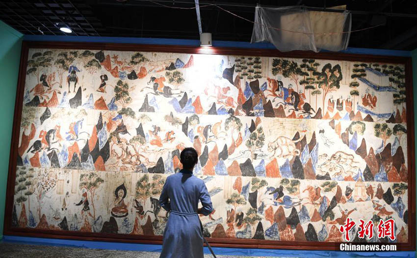 Cópias fidedignas de murais e esculturas das Grutas Mogao expostas em Dunhuang