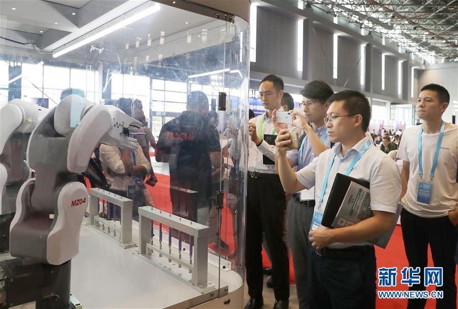 Mais de 160 mil negociantes registrados na primeira exposi??o de importa??es da China