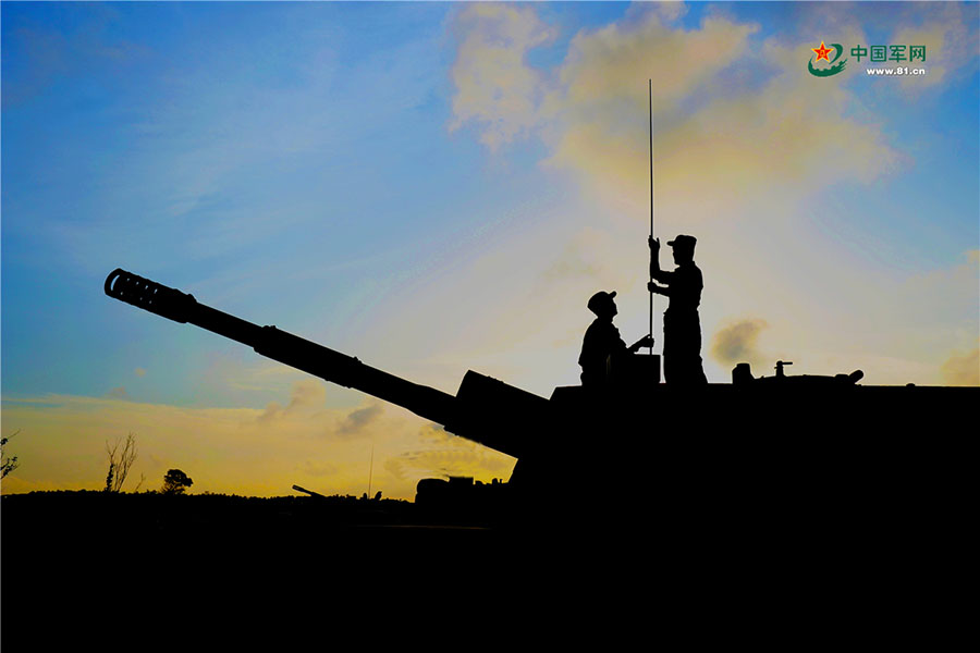 Exército chinês realiza exercício de simula??o de batalha