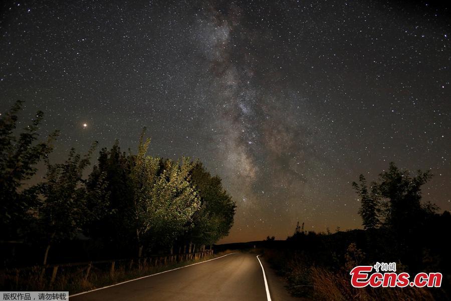 Chuva de meteoros ilumina o céu do mundo inteiro