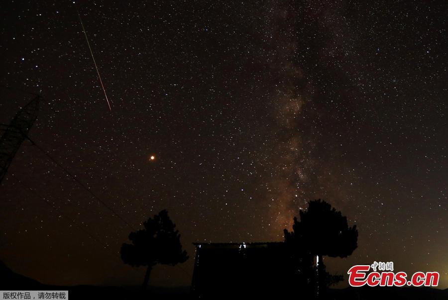 Chuva de meteoros ilumina o céu do mundo inteiro