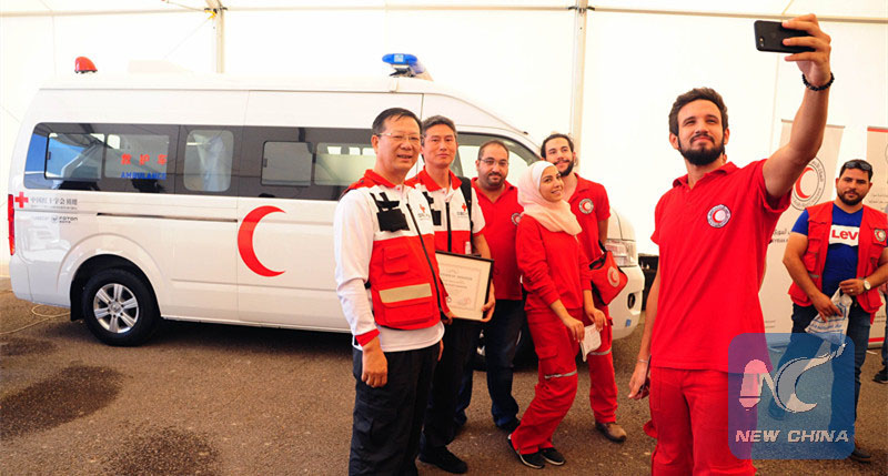 Cruz Vermelha da China doa clínicas móveis e ambulancias para Síria