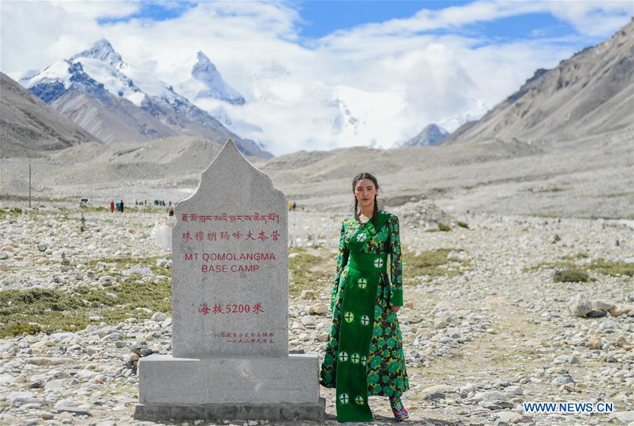 Apresenta??o de trajes folclóricos realizada a 5.200 metros do Monte Evereste