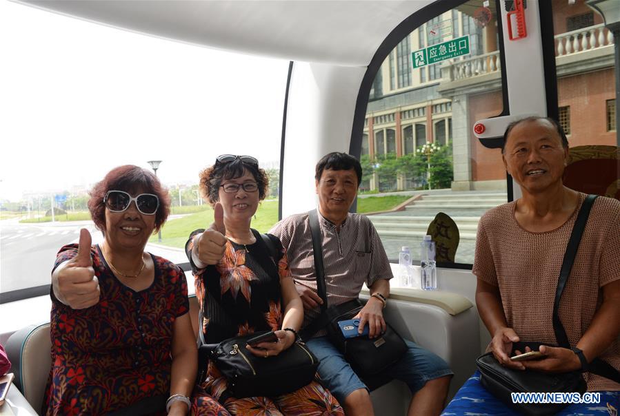 Mini-?nibus aut?nomo circula pelas ruas em Xiamen