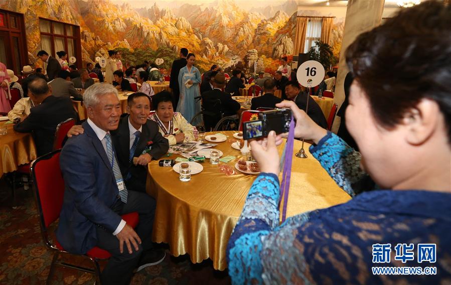 Famílias separadas pela Guerra da Coreia v?o à RPDC para encontrar parentes