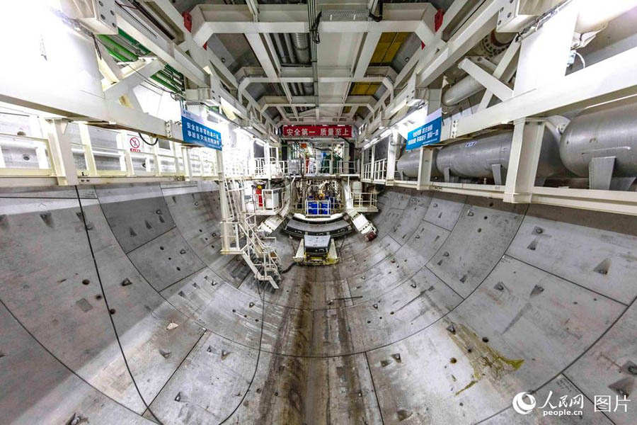 Unidas se??es do primeiro canal de UHV ao longo do Rio Yangtzé