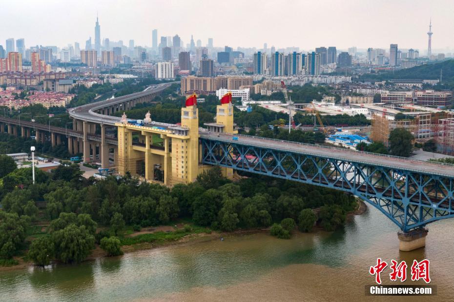 Panorama aéreo: Ponte sobre rio Yangtze em Nanjing após manuten??o