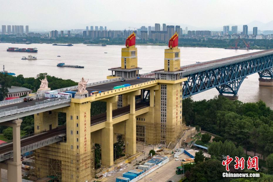Panorama aéreo: Ponte sobre rio Yangtze em Nanjing após manuten??o