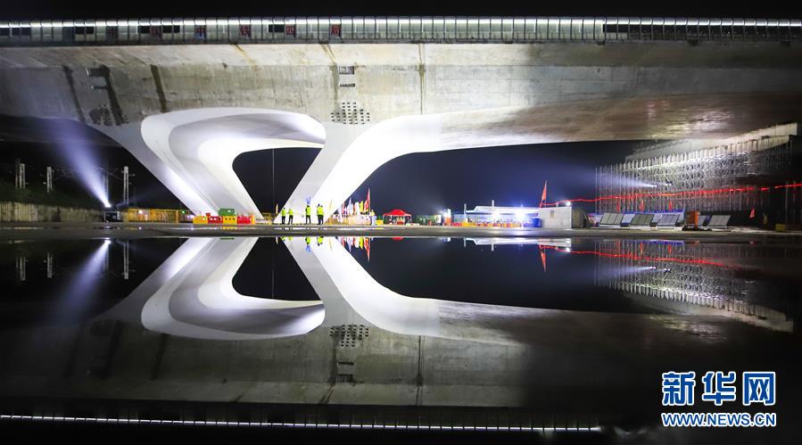 Ponte giratória da autoestrada Weifang-Rizhao gira com sucesso