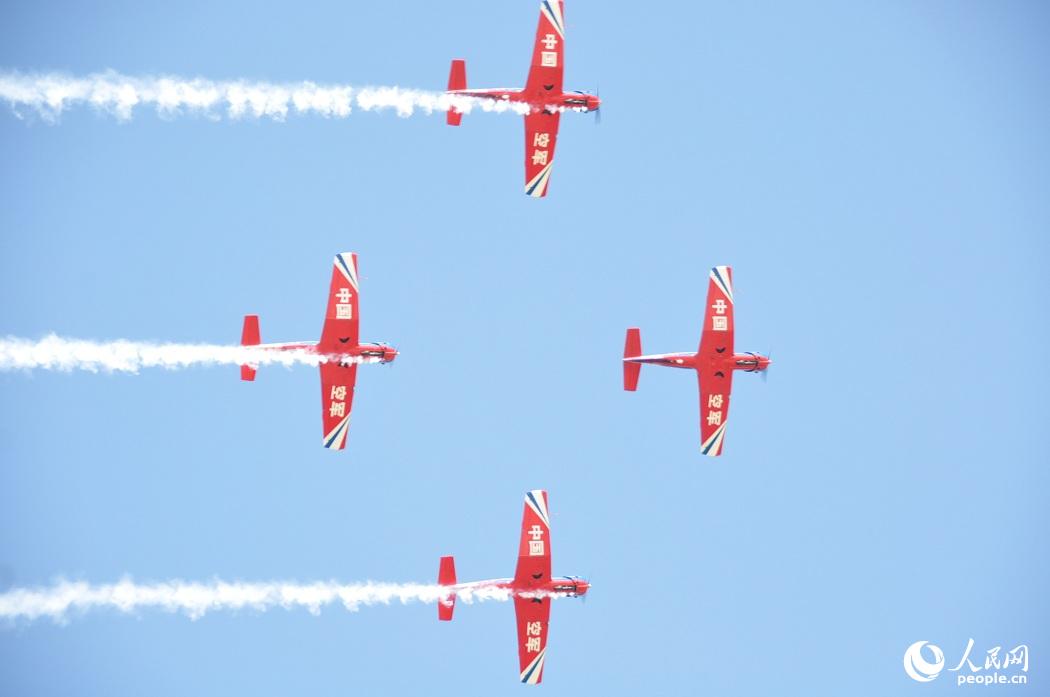 For?a Aérea do ELP realiza exercícios abertos ao público em Changchun